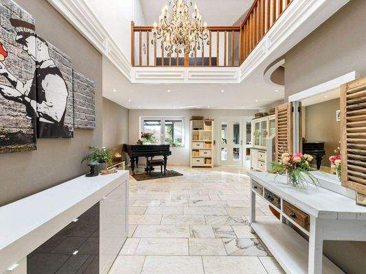 großzügige, lichtdurchflutete Diele