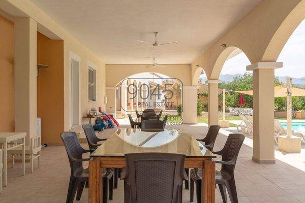 Prestige-Immobilie mit Gästehaus und weitläufigem Grundstück im Süden Sardiniens