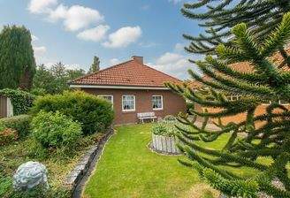 Gepflegter Garten mit großflächiger Rasenfläche und Sichtschutz