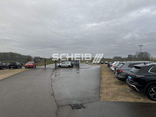 komplett eingezäunt, mit Tor