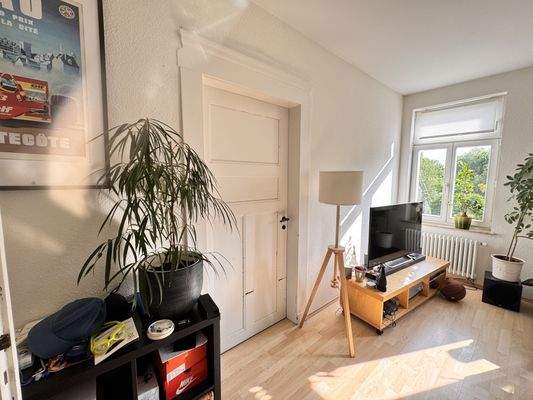 Wohnzimmer mit Zugang zu Küche