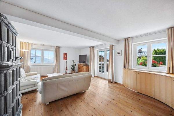 lichtdurchflutetes Wohnzimmer