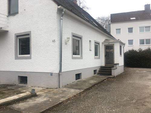 Hausfront rechts zum Vorplatz