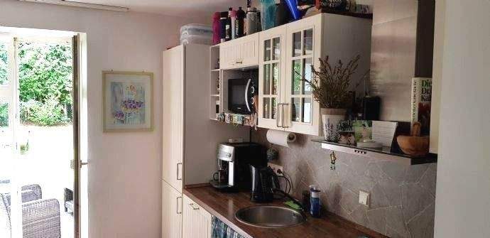 Küche mit Ausgang zum Garten