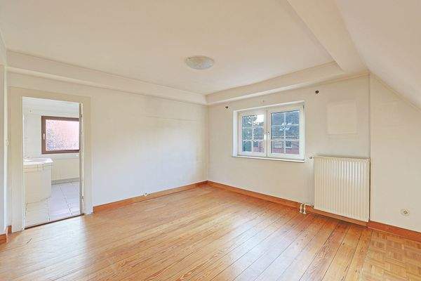 Geräumiges Schlafzimmer im Dachgeschoss