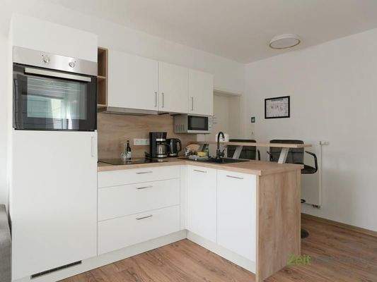 moderne Einbauküche mit Tresen