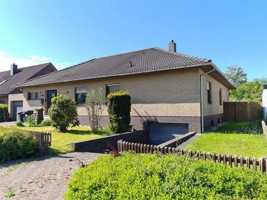 Vorderansicht mit Tiefgarage