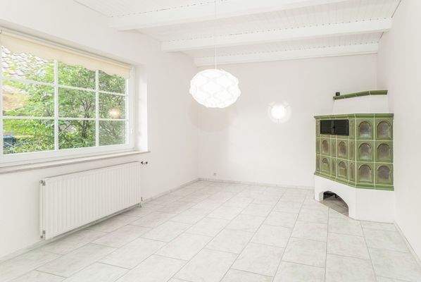 Wohnzimmer, gemütliche Wohnatmosphäre durch Kachelofen