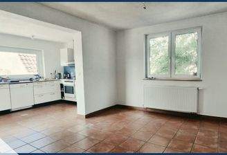 Blick in den offenen Ess- und Küchenbereich