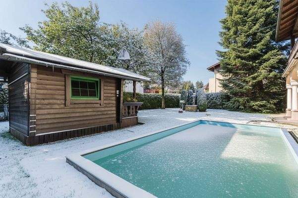 Der Pool lädt an heißen Tagen zu einem Sprung ins kühle Nass ein