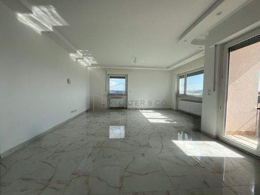 Lichtdurchflutetes Wohnzimmer