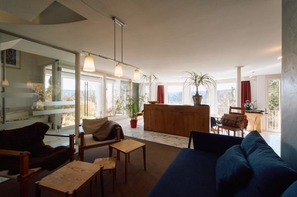 Erdgeschoss, Wohnbereich mit Blick zur Fensterfront