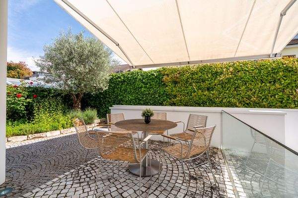 Frühstücksterrasse & E-Markise