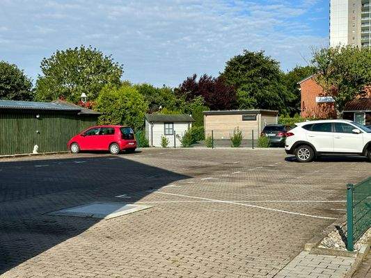 ... mit großem Parkplatz...