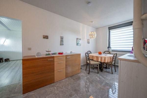 Essbereich mit Blick in den Wohnbereich