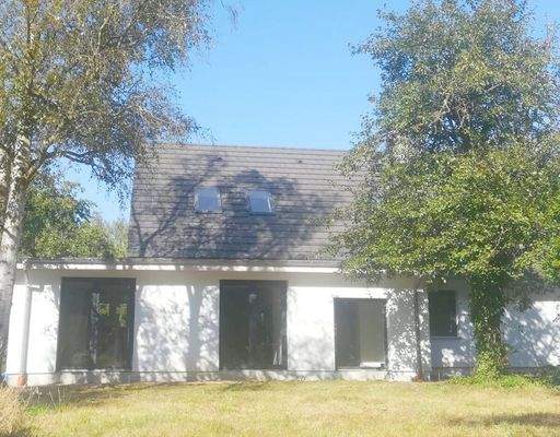 Haupthaus mit Anbau u. großzügigen Fensterflächen