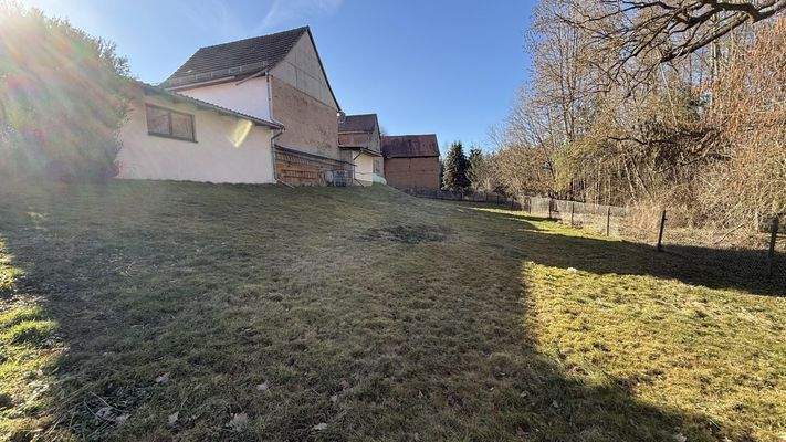 Große Wiese in Hanglage