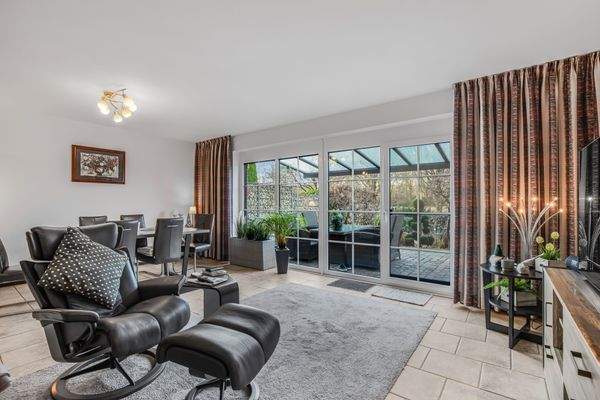 Großzügiges Wohn- und Esszimmer mit Zugang zur Terrasse