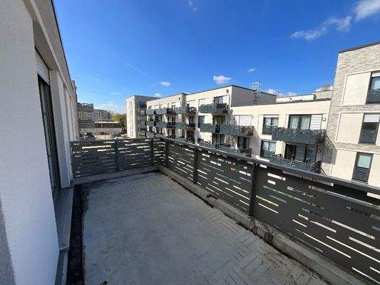 Balkon mit  hellgrauer Brüstung.jpg