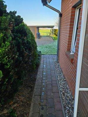 Weg am Haus zu den Garagen.jpg