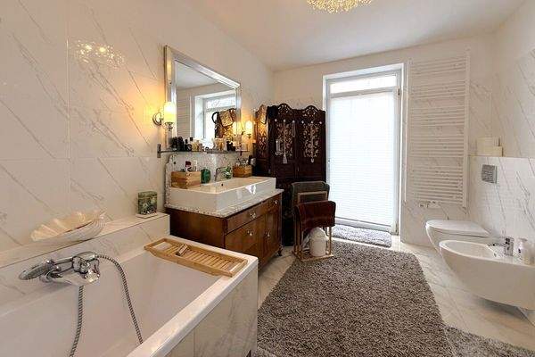 moderneres Bad en Suite mit Badewanne und Dusche
