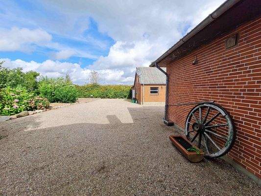 Blick in den Hof von hinter dem Haus