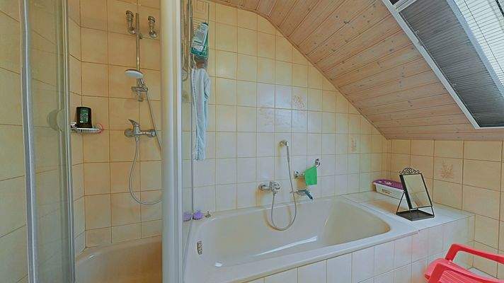 ... mit Dusche und Badewanne