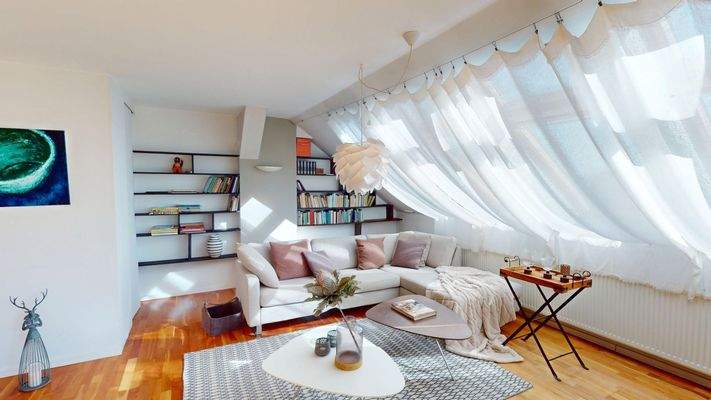 LICHTDURCHFLUTETES WOHNZIMMER