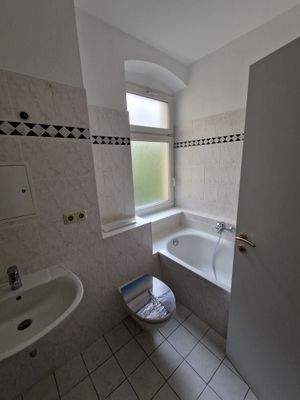 Bad mit Wanne ausgestattet