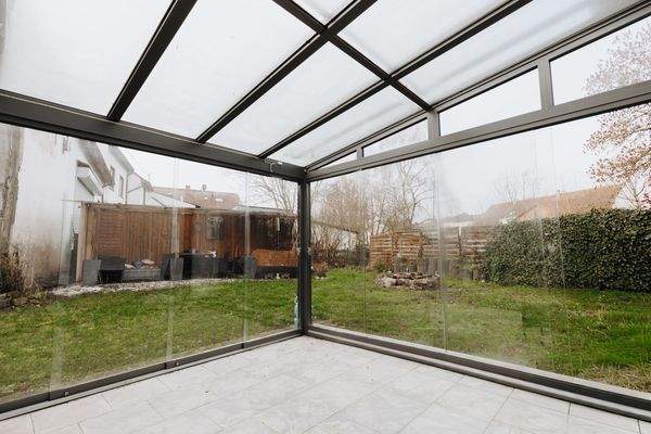 Terrasse mit Blick auf den Garten