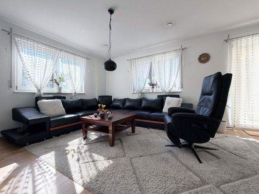 EG Wohnzimmer: Großer Sofabereich für gemeinsame Abende, Gespräche und entspanntes Fernsehen