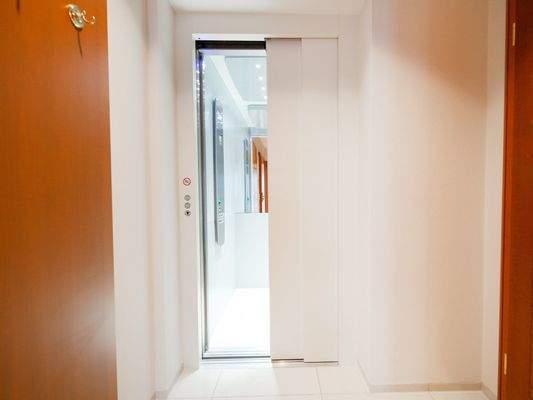 Aufzug auf zwei Ebenen