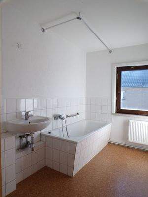 11 Bad mit Wanne.JPG