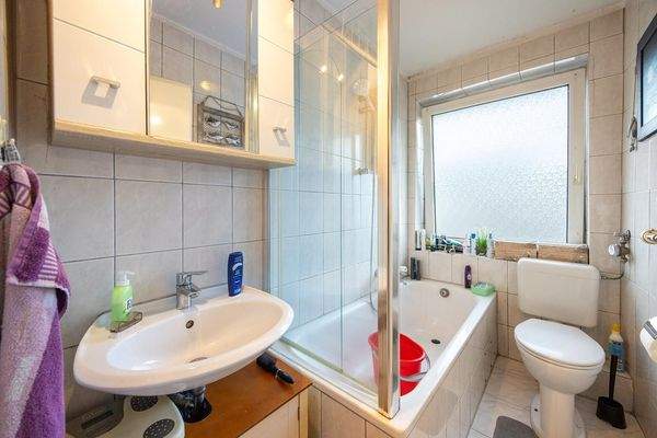 Tageslichtbad mit Badewanne