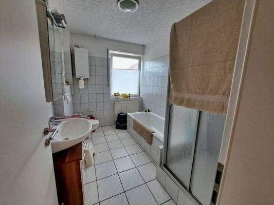 Tageslichtbad mit Badewanne, Dusche, Waschbecken und WC