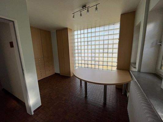 Raum mit Glasbausteinwand.jpg