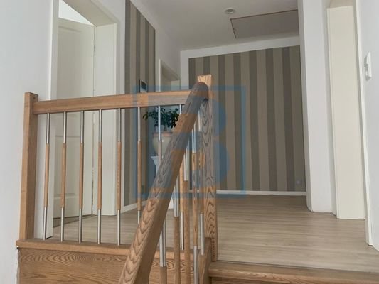 Holztreppe zum Obergeschoss