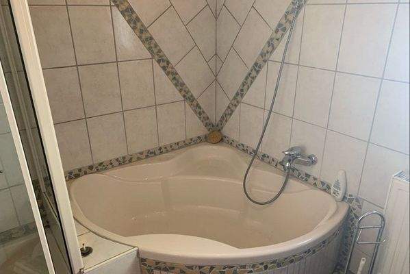 Badezimmer im Obergeschoß mit separater Dusche und Eckbadewanne