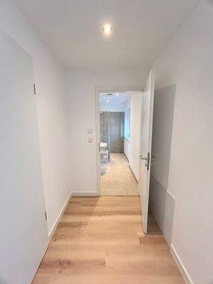 Heller Flur zum Bad