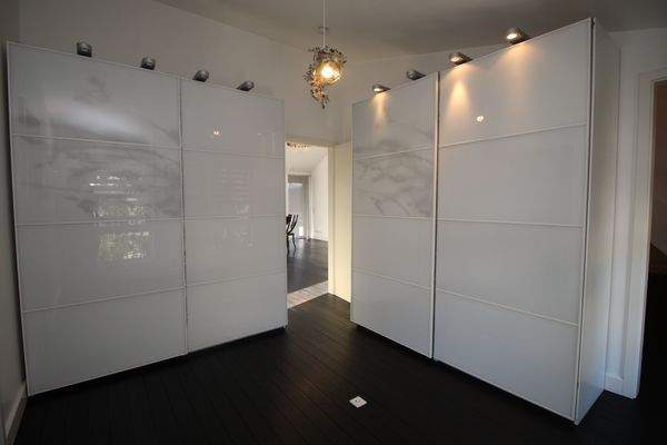 SCHLAFEN MIT ZUSÄTZLICHEM POWER OUTLET IM FUSSBODEN