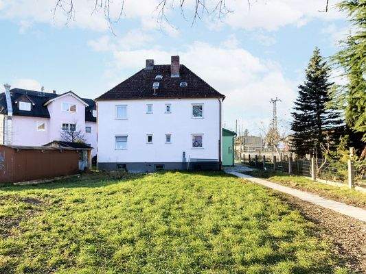 Hausansicht und Grundstück