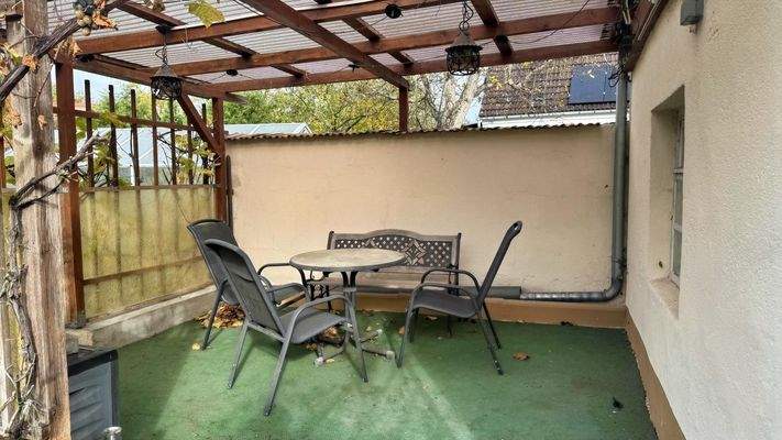 überdachter Außensitzplatz