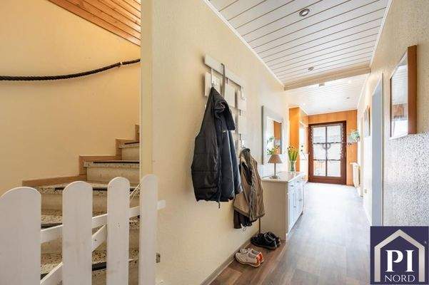 Flur mit Treppe ins Dachgeschoss