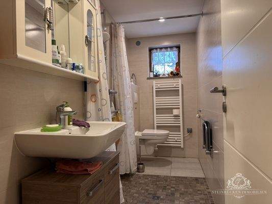 Badezimmer mit Dusche