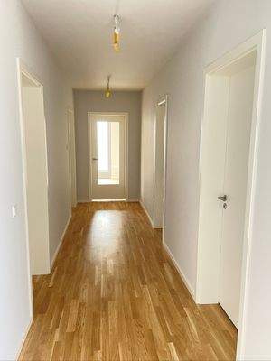 Moderner Flur mit Holzboden