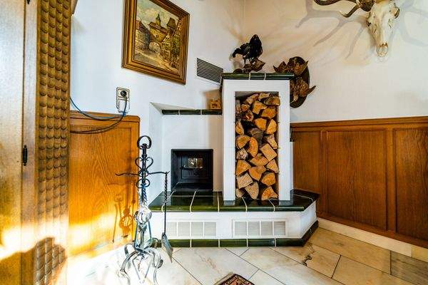 Kachelofen in der Empfangshalle