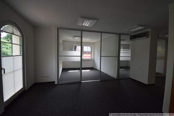 nebeneinander liegende, helle Büroräume