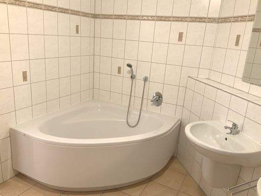 Badezimmer mit Eckwanne