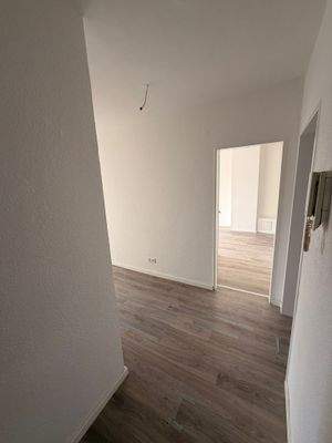 Leerer Flur mit Holzboden