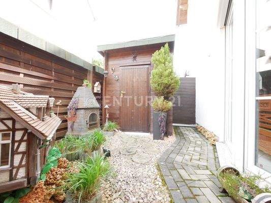 Zugang zur Terrasse samt Gartenhütte